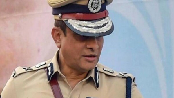 सारदा चिटफंड स्कैम: सीबीआई को मिली कमिश्नर राजीव कुमार की लोकेशन, गिरफ्तारी के लिए टीम रवाना सारदा चिटफंड स्कैम: सीबीआई को मिली कमिश्नर राजीव कुमार की लोकेशन, गिरफ्तारी के लिए टीम रवाना