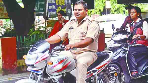 चालान काटने पर पुलिसकर्मी से भिड़ दरोगा की पत्नी
