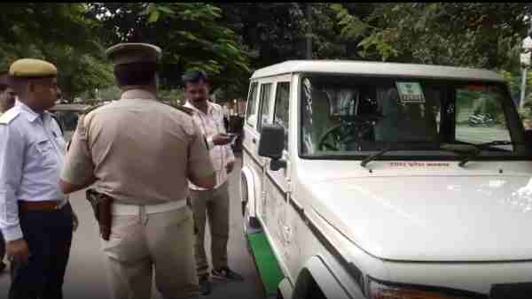 Traffic police cut challan of magistrates car Traffic police cut challan of magistrates car
