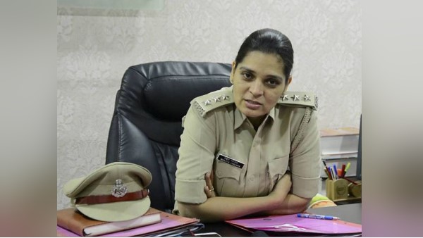 आधार कार्ड और अन्य दस्तावेज भी रख लिए