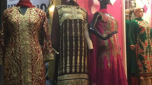 बाजार में अपना सूट देख महिला ने की चोर की पहचान