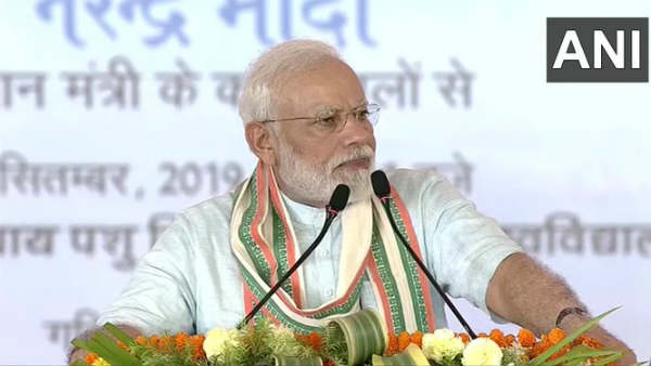 मथुरा से पीएम मोदी ने किया विपक्ष पर हमला, बोले- ॐ और गाय शब्द सुनते ही कुछ लोगों को करंट लग जाता है मथुरा से पीएम मोदी ने किया विपक्ष पर हमला, बोले- ॐ और गाय शब्द सुनते ही कुछ लोगों को करंट लग जाता है