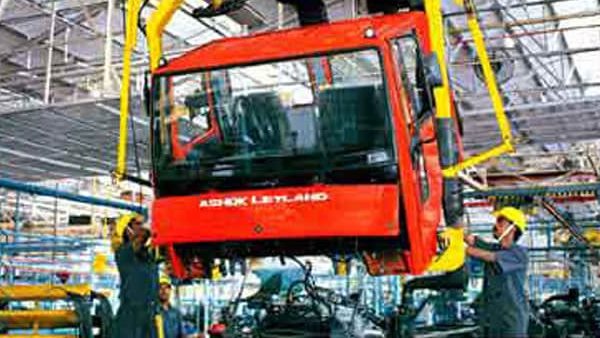 ashok leyland, slowdown, truck, coast cutting, non working day, chennai, jobs, अशोक लीलेंड, ट्रक, आर्थिक मंदी, मंदी, नौकरी ashok leyland, slowdown, truck, coast cutting, non working day, chennai, jobs, अशोक लीलेंड, ट्रक, आर्थिक मंदी, मंदी, नौकरी