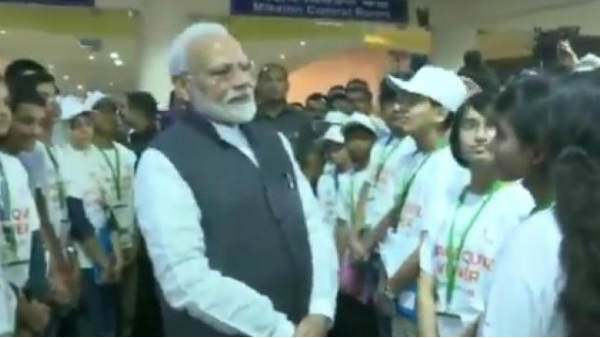 Chandrayaan 2: इसरो सेंटर में पीएम मोदी से बच्चे ने पूछा- मैं राष्ट्रपति बनना चाहता हूं, दिया ये जवाब, देखें VIDEO Chandrayaan 2: इसरो सेंटर में पीएम मोदी से बच्चे ने पूछा- मैं राष्ट्रपति बनना चाहता हूं, दिया ये जवाब, देखें VIDEO