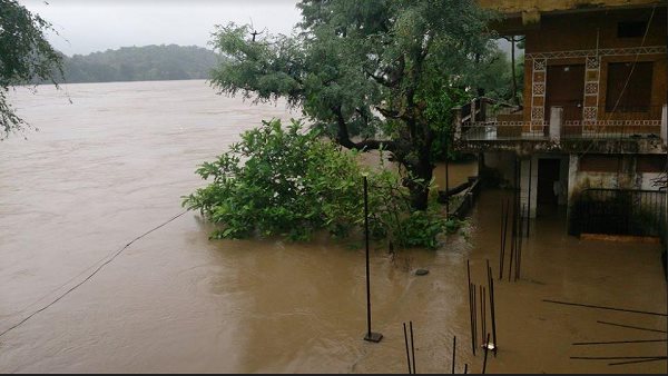लोगों को यहां से स्थानांतरित नहीं किया जाता तो डूब जाते