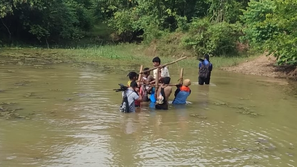 खुद के बिछाए जाल में फंसा नक्सली