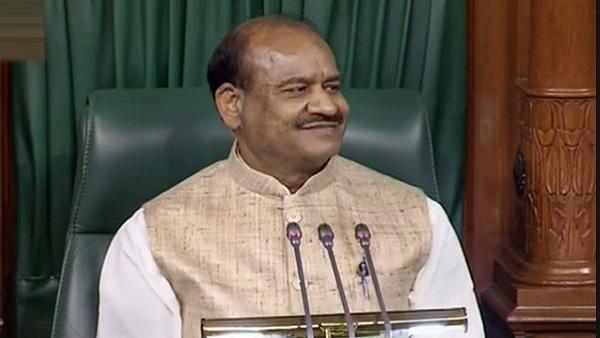 युवक ट्रेन में शराब पीने लगे और हुड़दंग करने लगे