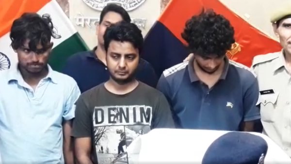 https://hindi.oneindia.com/news/agra/seven-year-old-boy-murdered-by-servant-in-agra-524487.html https://hindi.oneindia.com/news/agra/seven-year-old-boy-murdered-by-servant-in-agra-524487.html