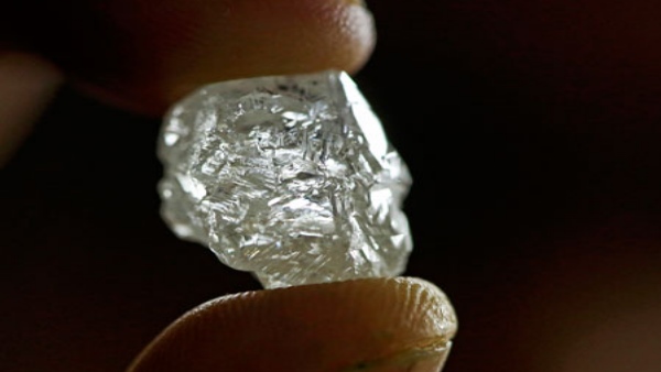 panna man finds diamond worth of 15 lakhs rupees panna man finds diamond worth of 15 lakhs rupees