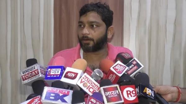 पत्नी को प्रिसिंपल बनाने के लिए पति पहाड़ पर चढ़ा