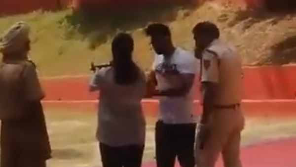 इंस्पेक्टर ने बेटे-बेटी को दी 'हर्ष' ट्रेनिंग