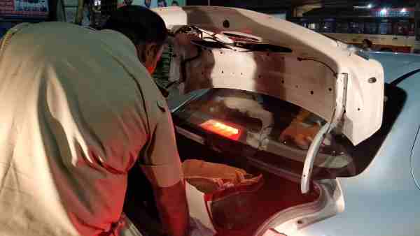 कार में मारा डंडा