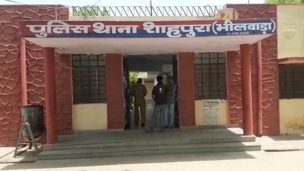 रास्ते में मिले नशे में धुत युवक