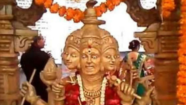 मशीनों की पूजा की जाती है