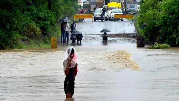 बारिश से परेशान लोग