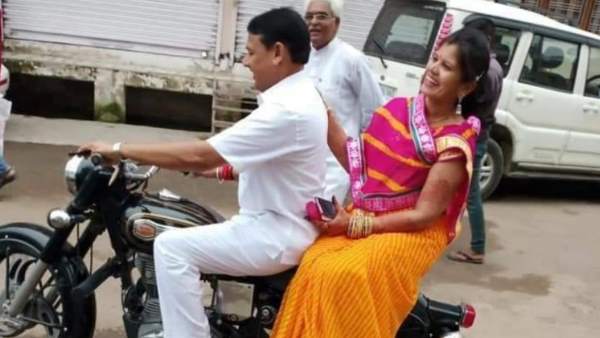 बिना हेलमेट बाइक घुमाना मंत्री जी को पड़ा भारी