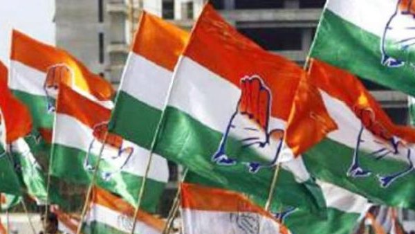 नई दिल्ली। कांग्रेस ने 21 अक्टूबर को होने वाले उपचुनाव के लिए उम्मीदवारों के नामों का ऐलान कर दिया है। शनिवार को कांग्रेस अध्यक्ष सोनिया गांधी ने केरल, असम, पुडुचेरी और छत्तीसगढ़ की सीटों पर होने वाले चुनाव के लिए उम्मीदवार के नामों पर मुहर लगाई। केरल और असम में चार-चार, पुडुचेरी और छत्तीसगढ़ में एक-एक सीट पर चुनाव है। असम की रतनबाड़ी सीट (अनुसूचित जाति) से केशब प्रसाद रजाक, जानिया सीट से शमशुल हक, रंगापाड़ा से कार्तिक कुर्मी और सोनारी से सुशील सूरी को अपना प्रत्याशी घोषित किया है। केरल की एर्नाकुलम सीट से टीजे विनोद को, अरूर से शानिमुल उस्मान, कोन्नी से पी मोहनराजन और वट्टीयूरकावु सीट से डॉ के. मोहन कुमार को प्रत्याशी बनाया गया है। छत्तीसगढ़ की चित्रकूट (एससी) सीट से राजमन बेंजम को कांग्रेस ने अपना उम्मीदवार बनाया है। पुडुचेरी विधानसभा के लिए होने वाले उपचुनाव के लिए कामराज नगर निर्वाचन क्षेत्र से जॉन कुमार को कांग्रेस ने टिकट देकर मैदान में उतारा है। महाराष्ट्र और हरियाणा में विधानसभा चुनावों के साथ 17 राज्यों की 64 विधानसभा सीटों और एक केंद्र शासित प्रदेश में उपचुनाव 21 अक्टूबर को होने हैं। 24 अक्टूबर को नतीजे घोषित किए जाएंगे। नामांकन दाखिल करने की आखिरी तारीख 30 सितंबर है, जबकि नामांकन पत्रों की जांच 1 अक्टूबर तक की जाएगी। नामांकन वापसी की आखिरी तारीख 3 अक्टूबर है। नई दिल्ली। कांग्रेस ने 21 अक्टूबर को होने वाले उपचुनाव के लिए उम्मीदवारों के नामों का ऐलान कर दिया है। शनिवार को कांग्रेस अध्यक्ष सोनिया गांधी ने केरल, असम, पुडुचेरी और छत्तीसगढ़ की सीटों पर होने वाले चुनाव के लिए उम्मीदवार के नामों पर मुहर लगाई। केरल और असम में चार-चार, पुडुचेरी और छत्तीसगढ़ में एक-एक सीट पर चुनाव है। असम की रतनबाड़ी सीट (अनुसूचित जाति) से केशब प्रसाद रजाक, जानिया सीट से शमशुल हक, रंगापाड़ा से कार्तिक कुर्मी और सोनारी से सुशील सूरी को अपना प्रत्याशी घोषित किया है। केरल की एर्नाकुलम सीट से टीजे विनोद को, अरूर से शानिमुल उस्मान, कोन्नी से पी मोहनराजन और वट्टीयूरकावु सीट से डॉ के. मोहन कुमार को प्रत्याशी बनाया गया है। छत्तीसगढ़ की चित्रकूट (एससी) सीट से राजमन बेंजम को कांग्रेस ने अपना उम्मीदवार बनाया है। पुडुचेरी विधानसभा के लिए होने वाले उपचुनाव के लिए कामराज नगर निर्वाचन क्षेत्र से जॉन कुमार को कांग्रेस ने टिकट देकर मैदान में उतारा है। महाराष्ट्र और हरियाणा में विधानसभा चुनावों के साथ 17 राज्यों की 64 विधानसभा सीटों और एक केंद्र शासित प्रदेश में उपचुनाव 21 अक्टूबर को होने हैं। 24 अक्टूबर को नतीजे घोषित किए जाएंगे। नामांकन दाखिल करने की आखिरी तारीख 30 सितंबर है, जबकि नामांकन पत्रों की जांच 1 अक्टूबर तक की जाएगी। नामांकन वापसी की आखिरी तारीख 3 अक्टूबर है।