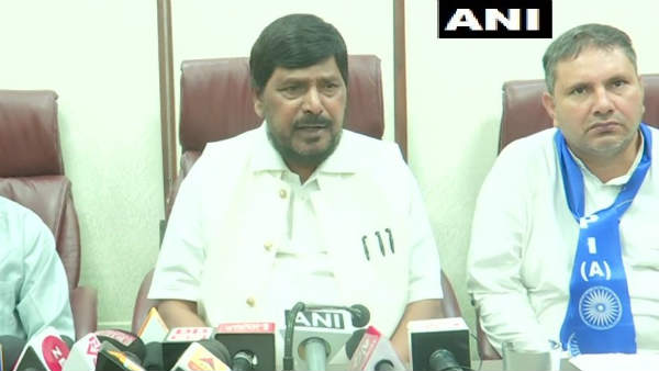 राहुल गांधी कांग्रेस नहीं संभाल सकते, देश कैसे चलाएंगे: रामदास अठावले राहुल गांधी कांग्रेस नहीं संभाल सकते, देश कैसे चलाएंगे: रामदास अठावले