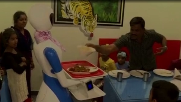 प्रवेश करने पर ग्राहकों का वेलकम