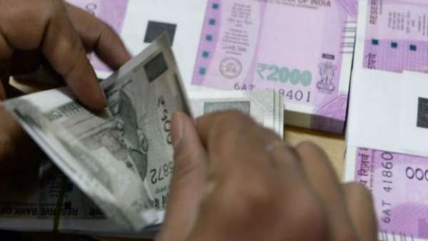 ज्वैलरी शॉप में करते हैं सेल्समैन का काम