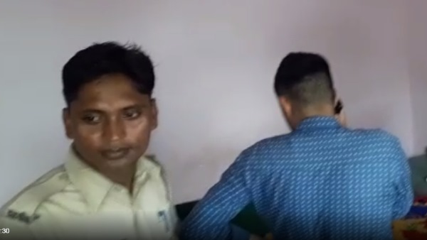 पुलिस ने आकर खुलवाया कमरा