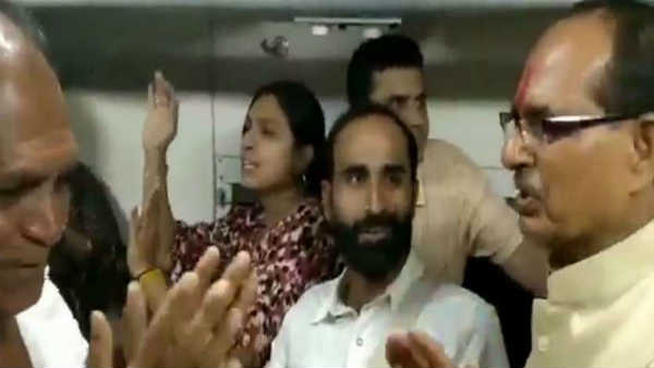 VIDEO: शिवराज सिंह ने चलती ट्रेन में यात्रियों संग गाया भजन VIDEO: शिवराज सिंह ने चलती ट्रेन में यात्रियों संग गाया भजन