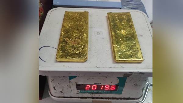 Man smuggling 800 gm of gold by hiding it in his rectum at delhi airport, arrested Man smuggling 800 gm of gold by hiding it in his rectum at delhi airport, arrested