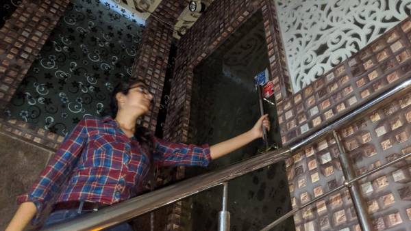 गेट बाहर से लॉक, अंदर चल रहा था एसी