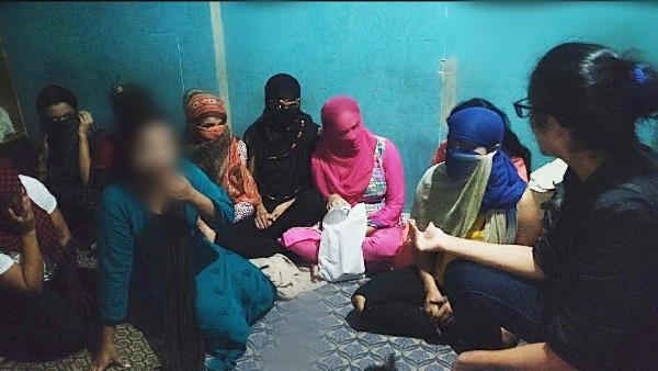 'हर कमरे में लड़की के साथ नंगे आदमी मिले'