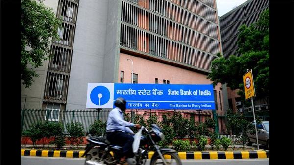 देश में 10 बैंकों में 30,87,02 कर्मचारी, नौकरी खोने का डर