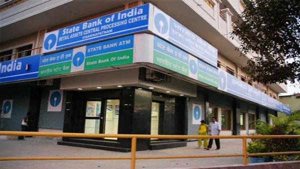 एसबीआई के साथ विलय से 6,350 नौकरियां जा चुकीं हैं