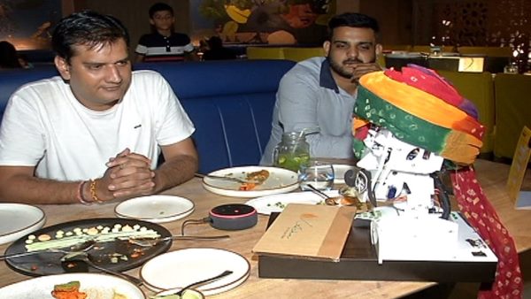 राजस्थानी पगड़ी पहनकर फीडबैक
