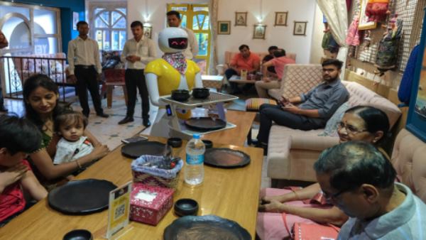 16 रोबोट हैं, सभी के नाम व काम अलग-अलग