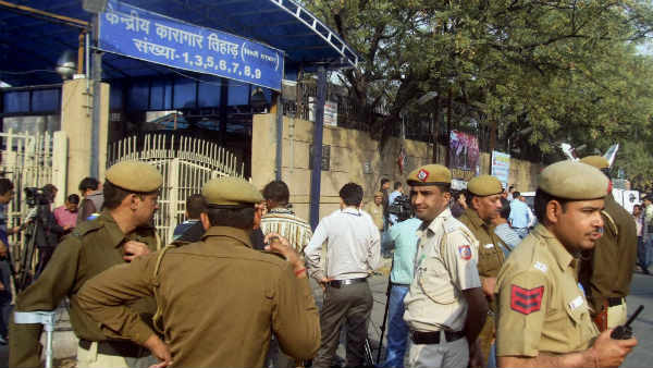 कौन करते हैं तिहाड़ जेल में कैदियों की चौकसी?