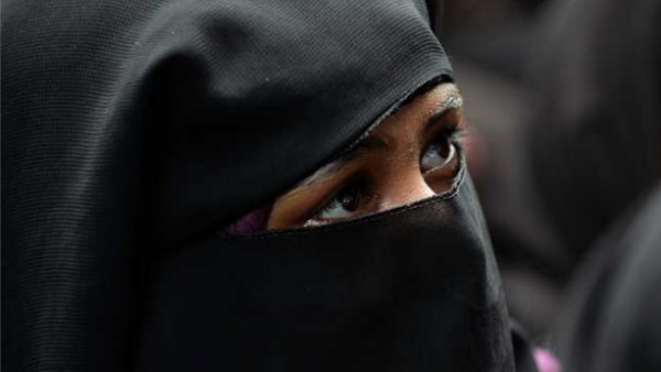 पति समेत पांच के खिलाफ केस दर्ज