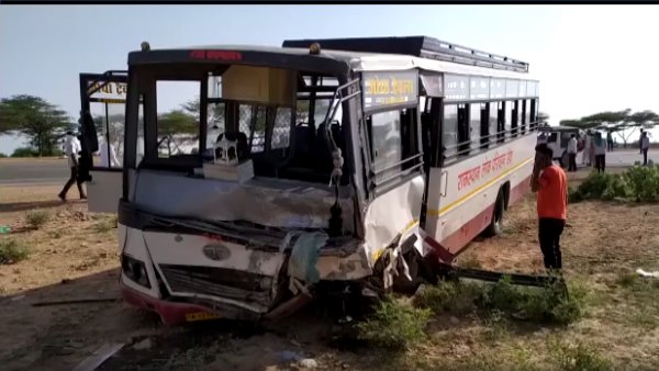 बस में सवार नौ यात्री भी घायल