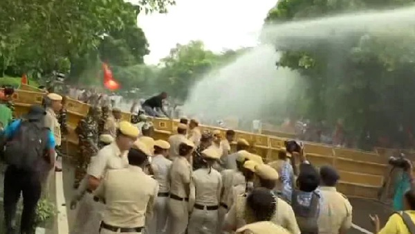 bjp do protest on front of kejriwal house against manoj tiwari nrc statement bjp do protest on front of kejriwal house against manoj tiwari nrc statement