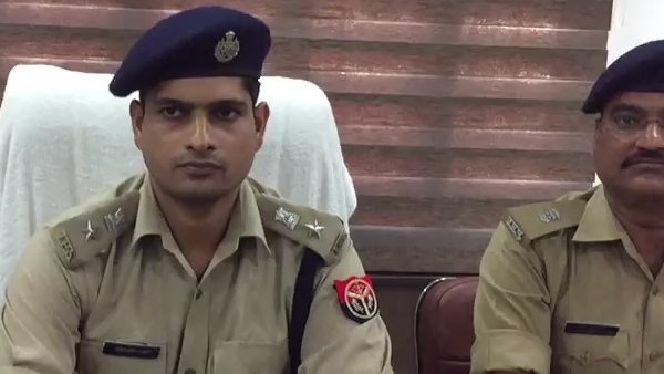 Video of policeman viral thieving petrol from bike Video of policeman viral thieving petrol from bike