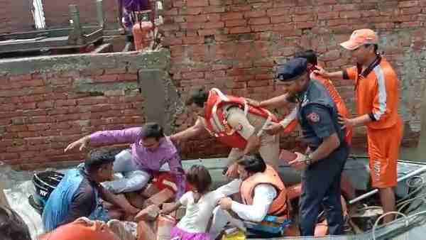DM Surendra Singh fell down during flood relief work DM Surendra Singh fell down during flood relief work