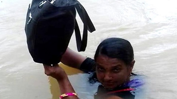 स्कूल पहुंचने के लिए नदी पार करती हैं बिनोदिनी सामल