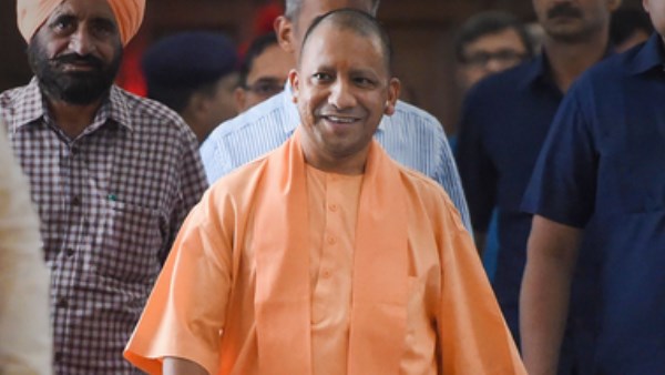 1 सितंबर को यूपी बोर्ड के टॉपर्स को सीएम योगी ने सौंपे थे चेक