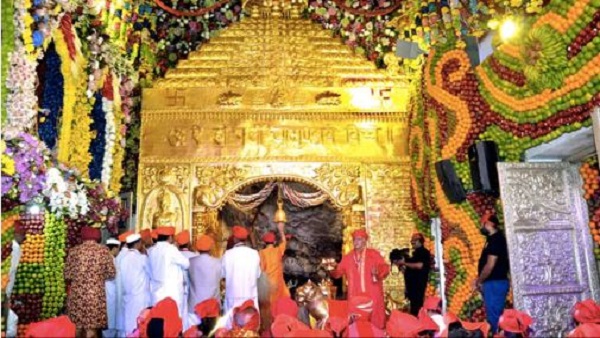 गुफा मंदिर के प्रवेश पर स्वर्णजड़ित गेट लगाया गया