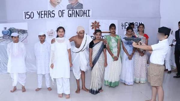 नई दिल्ली। मध्य प्रदेश में एक स्कूल प्ले में नाथूराम गोडसे को आरएसएस की ड्रेस में दिखाने का मामला पुलिस के पास पहुंच गया है। हिन्दू सेवा परिषद संगठन के सदस्यों ने पुलिस में मामले को लेकर शिकायत कराई है। जबलपुर के स्माल वंडर स्कूल में गांधी जयंती (2 अक्टूबर) के मौके पर बच्चों ने एक प्ले किया था। इस प्ले में गांधी जी के जीवन के दिखाया गया था। साथ ही उनकी हत्या के सीन को भी दिखाया गया था। इसमें एक बच्चा गोडसे बनकर गांधी की वेशभूषा में खड़े बच्चे को गोली मारते हुए दिखाया गया। स्कूल के प्ले में गोडसे को आरएसएस सदस्य की तरह दिखाने पर कई संगठनों ने एतराज जताया है। इसी को लेकर शुक्रवार को हिन्दू सेवा परिषद संगठन के सदस्य लॉर्डगंज पुलिस स्टेशन पहुंचे और मामले में शिकायत दर्ज कराई। संगठन ने स्माल वंडर स्कूल प्रशासन के खिलाफ कार्रवाई की मांग की है। बता दें कि राष्ट्रपिता महात्मा गांधी की 150वीं जयंती 2 अक्टूबर को देशभर में मनाई गई है। देश में इस मौके पर स्कूलों और दफ्तरों में तरह-तरह के कार्यक्रम आयोजित किए गए। गांधी जी का जन्म 2 अक्टूबर 1869 को गुजरात के पोरबंदर में हुआ था। 1948 में उनकी हत्या कर दी गई थी। नई दिल्ली। मध्य प्रदेश में एक स्कूल प्ले में नाथूराम गोडसे को आरएसएस की ड्रेस में दिखाने का मामला पुलिस के पास पहुंच गया है। हिन्दू सेवा परिषद संगठन के सदस्यों ने पुलिस में मामले को लेकर शिकायत कराई है। जबलपुर के स्माल वंडर स्कूल में गांधी जयंती (2 अक्टूबर) के मौके पर बच्चों ने एक प्ले किया था। इस प्ले में गांधी जी के जीवन के दिखाया गया था। साथ ही उनकी हत्या के सीन को भी दिखाया गया था। इसमें एक बच्चा गोडसे बनकर गांधी की वेशभूषा में खड़े बच्चे को गोली मारते हुए दिखाया गया। स्कूल के प्ले में गोडसे को आरएसएस सदस्य की तरह दिखाने पर कई संगठनों ने एतराज जताया है। इसी को लेकर शुक्रवार को हिन्दू सेवा परिषद संगठन के सदस्य लॉर्डगंज पुलिस स्टेशन पहुंचे और मामले में शिकायत दर्ज कराई। संगठन ने स्माल वंडर स्कूल प्रशासन के खिलाफ कार्रवाई की मांग की है। बता दें कि राष्ट्रपिता महात्मा गांधी की 150वीं जयंती 2 अक्टूबर को देशभर में मनाई गई है। देश में इस मौके पर स्कूलों और दफ्तरों में तरह-तरह के कार्यक्रम आयोजित किए गए। गांधी जी का जन्म 2 अक्टूबर 1869 को गुजरात के पोरबंदर में हुआ था। 1948 में उनकी हत्या कर दी गई थी।