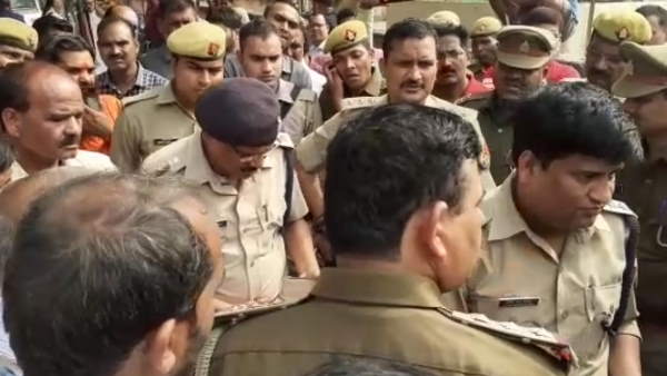 सुल्तानपुर। यूपी के अमेठी जिले में पीपरपुर थाना व क्राइम ब्रांच की कस्टडी में व्यवसाई की मौत हो गई थी। पुलिस ने देर रात प्रतापगढ़ जिले के अंतू स्थित यूको बैंक में लगभग 27 लाख की हुई लूट से जुड़ा मामले में पुलिस ने सत्यप्रकाश शुक्ला को उठाया था। परिजनों ने अमेठी क्राइम ब्रांच पर हत्या का आरोप लगाया था। इसके चलते उन्होंने अस्पताल परिसर में खूब हंगामा काटा। सुल्तानपुर। यूपी के अमेठी जिले में पीपरपुर थाना व क्राइम ब्रांच की कस्टडी में व्यवसाई की मौत हो गई थी। पुलिस ने देर रात प्रतापगढ़ जिले के अंतू स्थित यूको बैंक में लगभग 27 लाख की हुई लूट से जुड़ा मामले में पुलिस ने सत्यप्रकाश शुक्ला को उठाया था। परिजनों ने अमेठी क्राइम ब्रांच पर हत्या का आरोप लगाया था। इसके चलते उन्होंने अस्पताल परिसर में खूब हंगामा काटा।