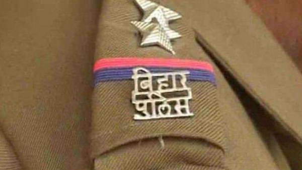 कुछ पुलिकर्मियों को कसम खाने के लिए नारियल दिया जा रहा है