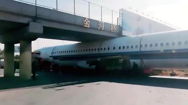aeroplane china, stuck, bridge aeroplane china, stuck, bridge