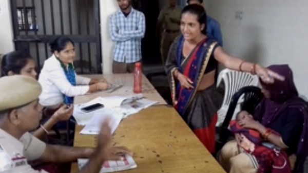 angry wife beaten to husband in women police station bharatpur angry wife beaten to husband in women police station bharatpur