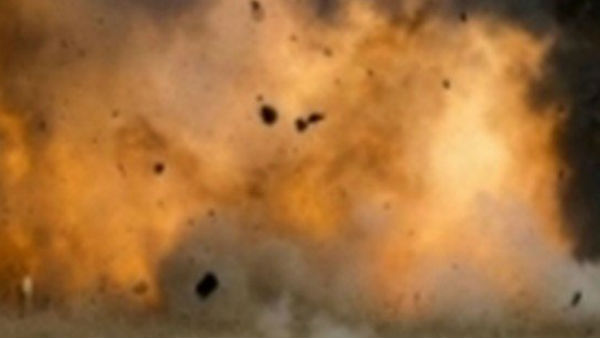 सोपोर में बस स्टैंड के पास ग्रेनेड से हमला, कई नागरिक घायल सोपोर में बस स्टैंड के पास ग्रेनेड से हमला, कई नागरिक घायल
