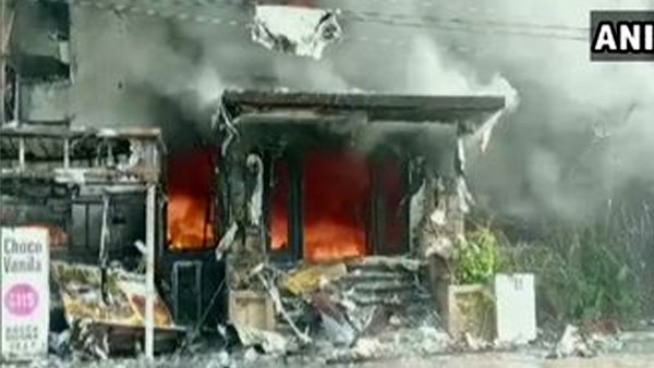 इंदौर के होटल में लगी भीषण आग, कई लोग फंसे, रेस्क्यू ऑपरेशन जारी इंदौर के होटल में लगी भीषण आग, कई लोग फंसे, रेस्क्यू ऑपरेशन जारी