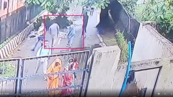 सीसीटीवी फुटेज में ले जाते दिखे बक्सा